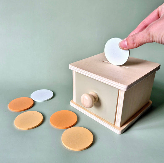 Boîte tirelire en bois avec tiroir et disques colorés